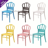 Chaise et Table Chiavari Enfant Blanches en Plastique de Design Populaire, Rectangulaires et Adorables pour Événements et Fêtes