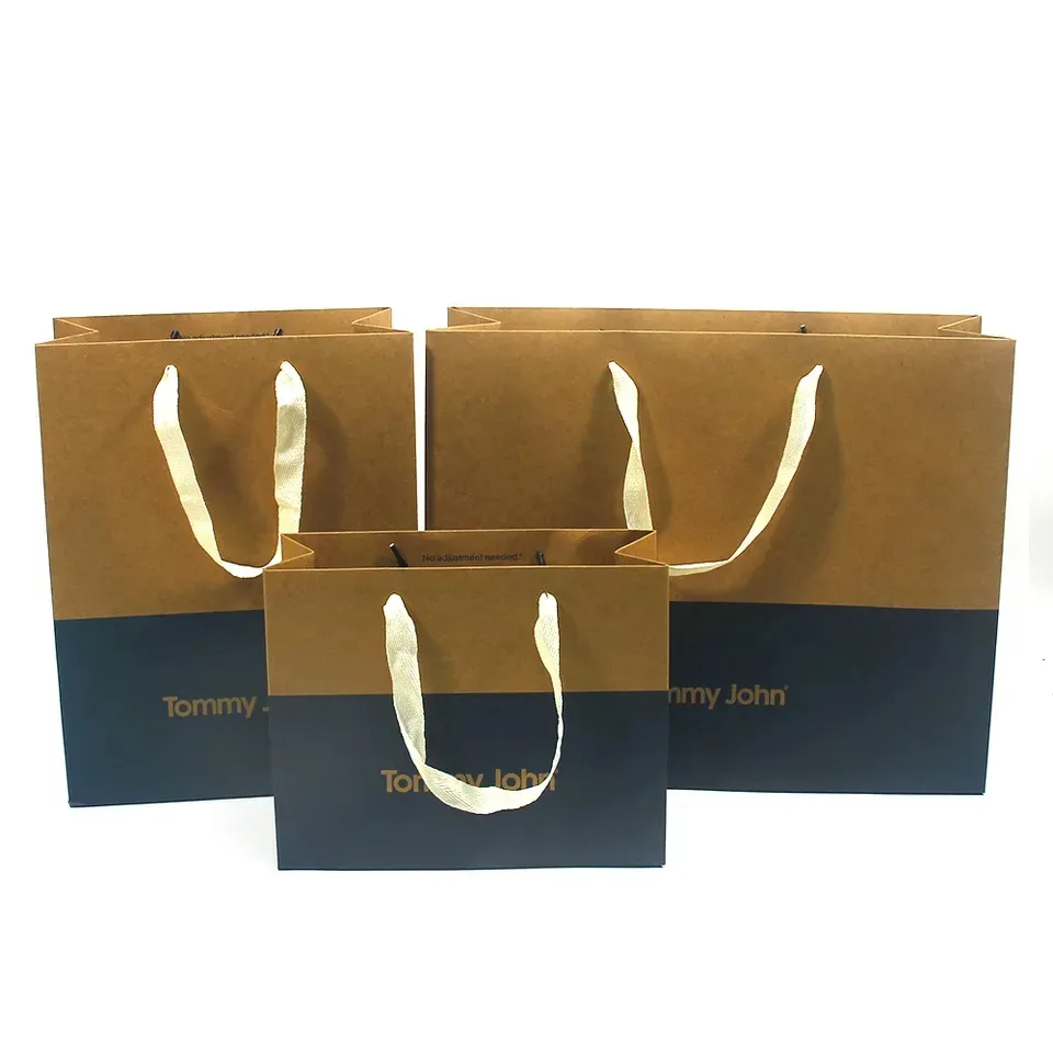 Sacchetto di carta Kraft per abbigliamento di lusso personalizzato sacchetti di carta per imballaggio regalo per lo Shopping all'ingrosso con il tuo logo per i vestiti