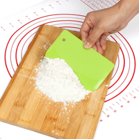 Spatule de cuisine multifonctionnelle en plastique souple antidérapante pour la pâtisserie, la décoration de gâteaux, le découpage de pain et de pizza