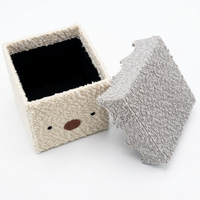 Emballage et image de marque créatifs, boîte cadeau personnalisée en tissu avec personnage de dessin animé décoratif, avec couvercle et base, pour promotion