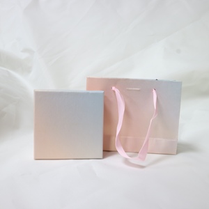 Sacs cadeaux en papier rectangulaires de luxe de haute qualité avec logo personnalisé, papier blanc avec poignée en ruban - Product Image 1
