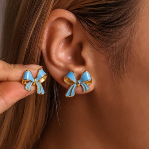 ต่างหูแบบติดหูรูปโบว์หลากสีสัน ดีไซน์หรูหรา ลวดลายภาพวาดสีน้ำมัน วัสดุสแตนเลสสตีลสุดคลาสสิก - Product Image 2