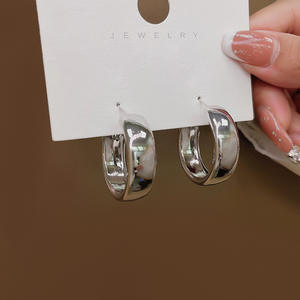 Arete de Oreja Redondo Grande de Metal Dorado de Moda con Diseño Creativo y Estilo Minimalista Frío para Mujer - Product Image 5