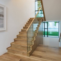 Rampe en verre moderne pour escaliers Support de fente inférieure avec fixation par pince métallique Rampe en verre avec cadre en bois Main courante
