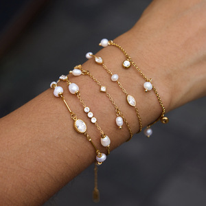 Ensemble de bijoux populaire en acier inoxydable plaqué or 18 carats, chaîne Rolo, étanche, inaltérable, avec breloques en perles d'eau douce - Product Image 1