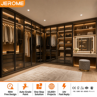 Dressing moderne de luxe sur mesure pour chambre principale, en forme de L, avec portes vitrées, en noyer, et coiffeuse intégrée avec miroir LED