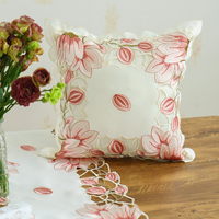 Ensemble chemin de table et housses de coussin en jacquard brodé floral tulipe, rose printanier et or, avec motif découpé