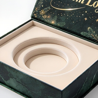 Boîte cadeau magnétique en marbre vert avec logo personnalisé, impression sur le couvercle intérieur et motif de branche de pin dorée pour l'emballage de cadeaux
