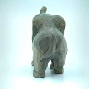Figurina elegante scultura in legno di elefante intagliato a mano - Product Image 2