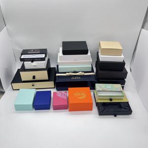 Boîte cadeau magnétique pliable personnalisée en gros pour bijoux, avec gaufrage, en carton recyclé, pour boucles d'oreilles, colliers et bagues - Product Image 1