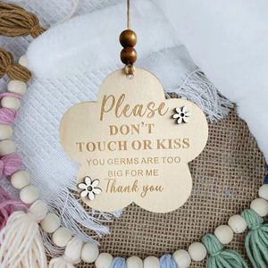 Plaque en bois <span class=keywords><strong>pour</strong></span> bébé avec pendentif fleur blanche, design moderne et simple, ornement en bois <span class=keywords><strong>pour</strong></span> étapes importantes de bébé, vente en gros - Product Image 1