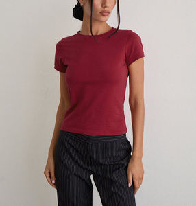 Camiseta Básica de Mujer, Corte Ajustado, Color Borgoña, Manga Corta, Algodón Elástico, Color Sólido, Estilo Casual - Product Image 1