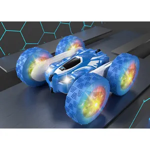 Nuevo Vehículo de juguete de fricción Giro giratorio Tracción en las cuatro ruedas 2,4G Control remoto Stunt Car Rollover Toy RC