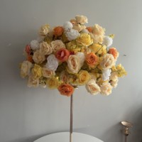 Grandes boules de fleurs artificielles en rose et hortensia pour centres de table de mariage et réceptions