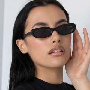 Lunettes de soleil rectangulaires couleur bonbon pour hommes et femmes, avec logo personnalisé, tendance 2025, protection UV400, monture petite, style œil de chat - Product Image 1