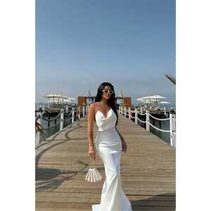 ชุดราตรีสีขาวเรียบง่ายพร้อมดีเทลด้านหลังที่ประณีต - Product Image 3