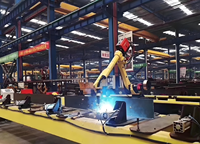 Station de travail robotisée de soudage industriel pour la fabrication de structures en acier, équipée d'un système de commande servo-électrique intégré