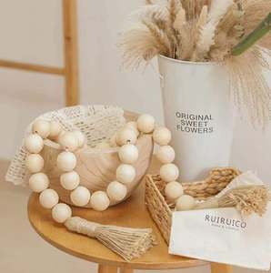 Guirnalda de Cuentas de Madera Estilo Granja de 76 Pulgadas con Cuentas de Madera de 1.6 Pulgadas de Diámetro, Borlas, Diseño Rústico - Product Image 3