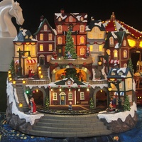 Station de train de village de Noël animée de collection avec 8 mélodies et LED - Décoration de table de Noël peinte à la main pour la vente en gros