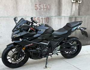 Motocicleta Suzuki GSX250cc Clásica Negra, Práctica y Elegante, con Dos Cilindros y Refrigeración por Agua, Disponible para Exportación - Product Image 4