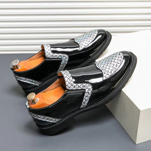 Chaussures Oxford en cuir de vache respirantes pour hommes - Chaussures habillées formelles pour affaires, coutures renforcées et détails cousus à la main pour le travail - Product Image 1