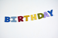 Guirlande de lettres en feutre au design moderne Joyeux Anniversaire, réutilisable, en laine douce, couleur/taille personnalisable, motif paysager, décoration murale suspendue