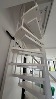 Escalier en colimaçon Prima Retro Mat, peinture de cuisson résistante aux UV, escalier décoratif rotatif pour espace thématique de maison de campagne