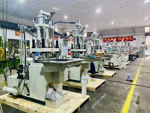 เครื่องฉีดพลาสติกแบบแนวตั้งสองสถานีสำหรับพื้นพีวีซี ระบบ<span class=keywords><strong>ฉีด</strong></span>ขึ้นรูปแบบแผ่นสไลด์คู่ - Product Image 3