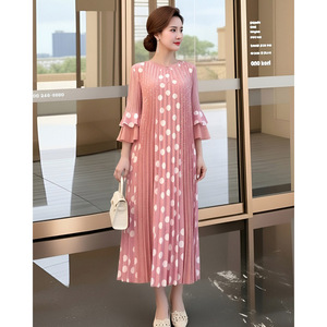 Robe plissée vintage haut de gamme à pois rose, nouveau style, jupe de vacances à Sanya, vêtements <span class=keywords><strong>pour</strong></span> femmes <span class=keywords><strong>grande</strong></span> <span class=keywords><strong>taille</strong></span>, collection printemps - Product Image 1