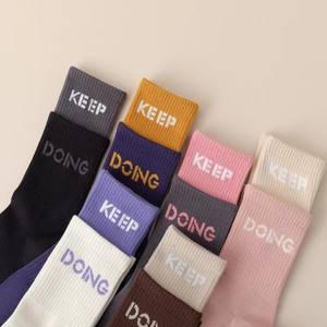 Chaussettes de yoga antidérapantes mi-mollet pour le printemps <span class=keywords><strong>et</strong></span> l'été, idéales pour le Pilates <span class=keywords><strong>et</strong></span> les entraînements en salle, compatibles avec les collants Sharkskin - Product Image 4