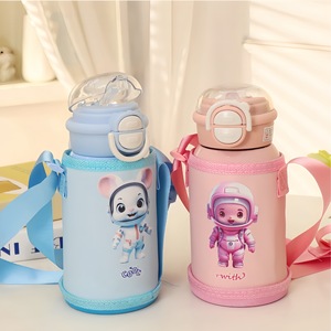 Botella de agua infantil de acero inoxidable con aislamiento, con asa y funda, de gran capacidad, para niños en edad escolar. - Product Image 1