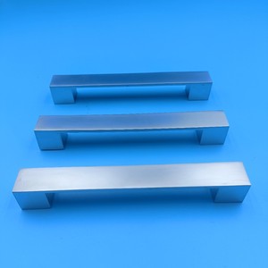 Manijas de gabinete de aleación de zinc de estilo europeo, en forma de barra, de aleación de aluminio cromado, herrajes duraderos para puertas de gabinetes - Product Image 1