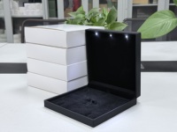 Boîte à bijoux LED carrée, étui à collier, petit emballage pour diamants avec logo personnalisé