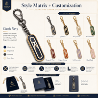 Breloque en métal plaqué or, inspirée des créateurs, avec monogramme personnalisé et bordure en émail bleu marine, pour sac ou chaîne, idéale comme cadeau