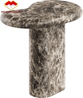 Table d'appoint sculpturale Elowen en faux marbre Emperador foncé pour espaces intérieurs