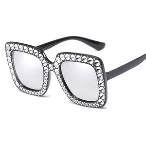 85/5000 2019 Nouvelle <span class=keywords><strong>lunette</strong></span> carrée noire transparente verres strass lunettes de soleil femmes surdimensionné - Product Image 4