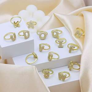 Vente en gros de bagues en or plaqué cuivre avec des lettres anglaises en zirconium zircon de 26 lettres, effet bulles bombées, pour femmes, or - Product Image 4