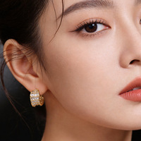 Boucles d'oreilles demi-huggie géométriques scintillantes en laiton plaqué or 18 carats avec zircone cubique taille baguette pour femme – Tendance