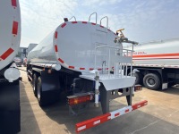 Camion-citerne à eau SINOTRUK HOWO 6x4 LHD 340 CV 20 m³ Camion-citerne à eau avec arroseur