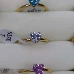 Anillo de Acero Inoxidable Moderno con Piedras Preciosas de Colores, Anillo de Diamantes con Engaste de Garra y Baño PVD para Mujer - Product Image 3