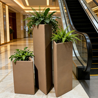 Jardinière triangulaire haute en fibre de verre au design moderne et épuré, biodégradable et écologique, pour usage extérieur et intérieur, idéale pour les centres commerciaux