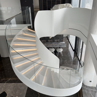 Escalier courbé moderne avec éclairage LED, monopoutre courbe et marches en bois massif pour villa haut de gamme