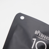 Pochette cosmétique en plastique noir mat personnalisée OEM crème solaire sac de boisson liquide avec bec verseur impression d'emballages de boissons personnalisés