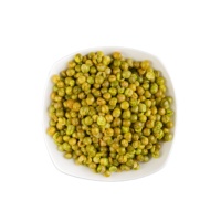 Collation de pois verts séchés aromatisés à l'ail Nombreux pois verts aromatisés en vente dans un emballage en vrac