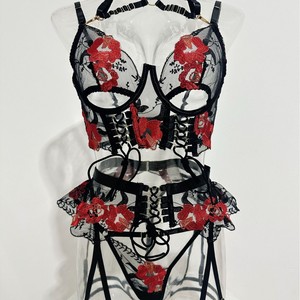 Ensemble de pyjama de lingerie <span class=keywords><strong>sexy</strong></span> et coquin pour femme avec sous-vêtements brodés, ceintures à boutons-pression métalliques et design ajouré. - Product Image 3