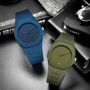 นาฬิกาควอตซ์ผู้ชายแบบสบายๆ เป็นมิตรกับสิ่งแวดล้อม ดีไซน์พลาสติกแบบ unisex สีดำ ตัวชี้แบบโอเวอร์ไซส์ สายซิลิโคน - Product Image 1