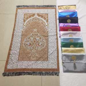 Tapis de prière musulman de luxe personnalisé en velours IStapromo Gifts, ensemble cadeau souvenirs avec sac et dossier de soutien - Product Image 6