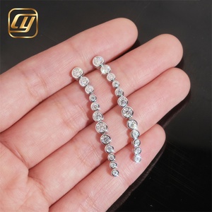 Boucles d'oreilles pendantes en argent 925 avec moissanite sertie clos et diamants linéaires - Product Image 3