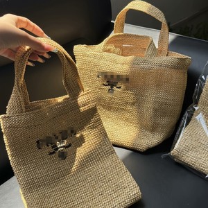 Borsa Cosmetica Intrecciata a Mano in Paglia a Righe, Nuova Collezione Primavera Estate 2025, con Cerniera e Tre Manici, per Vacanze al Mare - Product Image 4