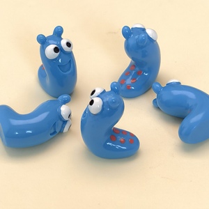 Nouvelles figurines d'insectes 3D miniatures bleues, mignonnes, style dessin animé, souriantes, pour la décoration de maison de poupée ou de fête. - Product Image 1